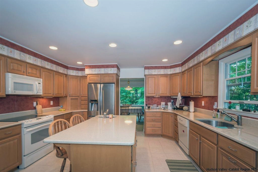 The kitchen before a new glass tile backsplash.